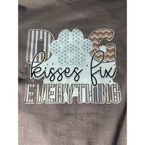 Dog kisses fix everything T-shirt - size medium
